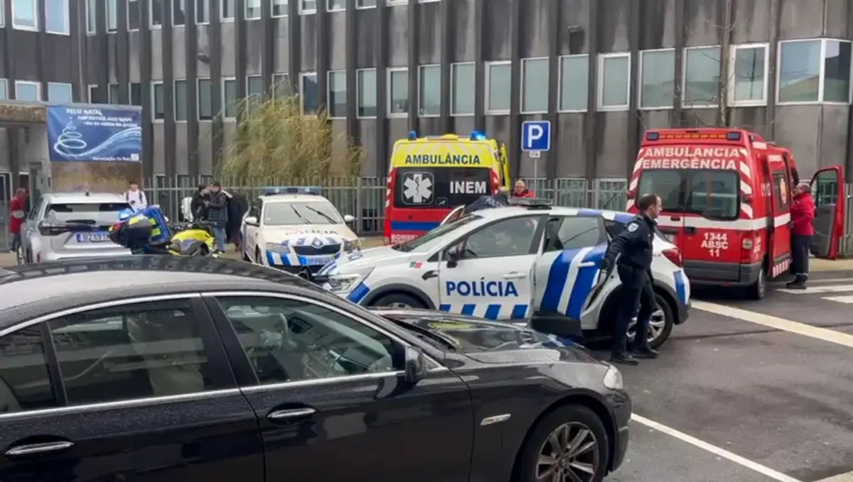 Polícias e bombeiros foram chamados à escola