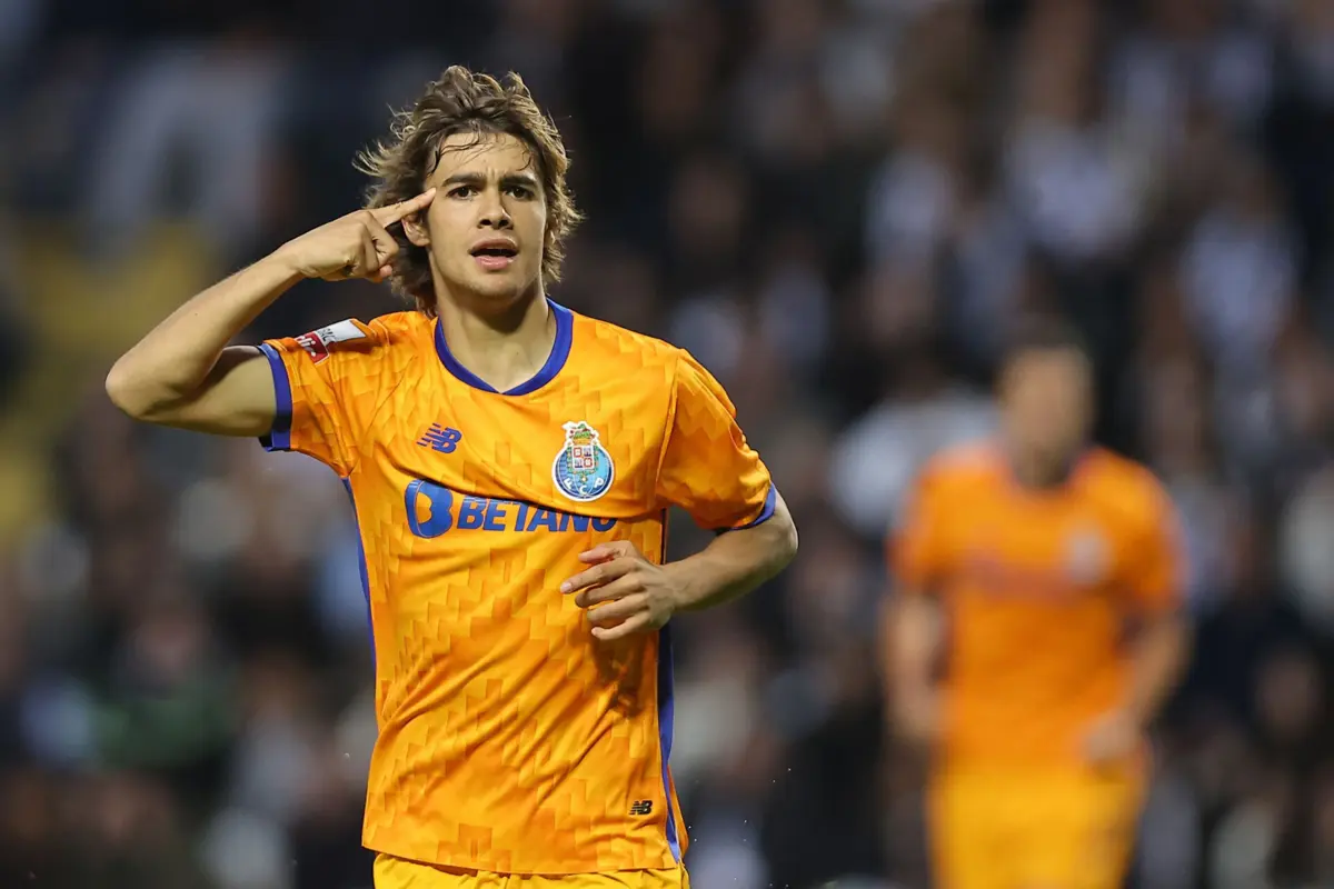 Rodrigo Mora voltou a brilhar com um golaço