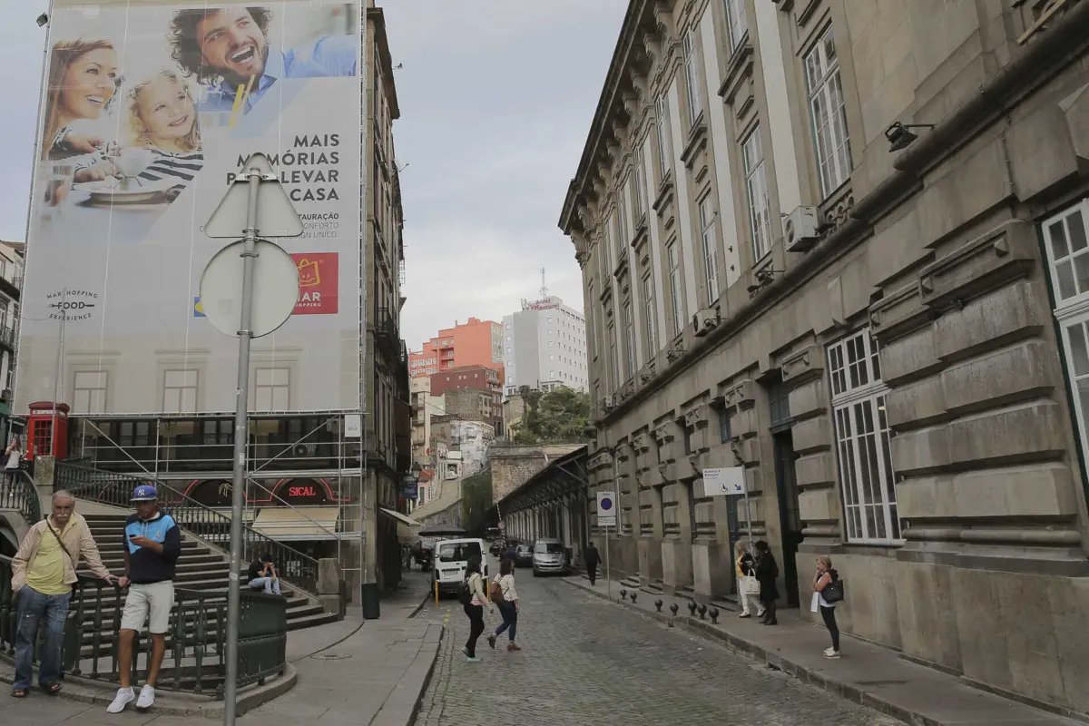 Assaltantes foram intercetados na rua da Madeira junto à Estação de São Bento, no Porto