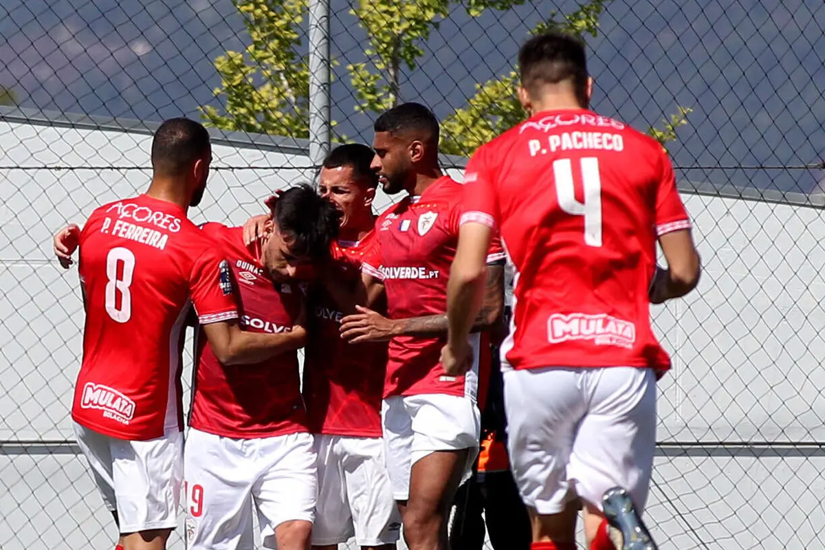 Jogadores do Santa Clara celebram um dos vários golos que marcou a caminhada na II Liga