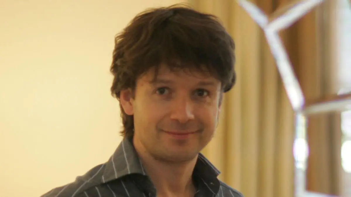 Imagem de contexto do artigo Cofundador britânico da gigante da moda ASOS morre em queda de varanda na Tailândia