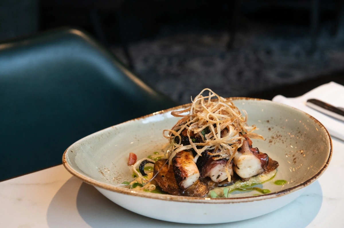 O polvo assado do restaurante SoMos, no Porto.