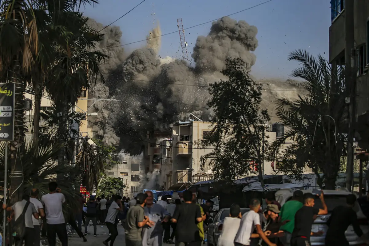 Bombardeamento israelita ao campo de refugiados de Bureije, na Faixa de Gaza