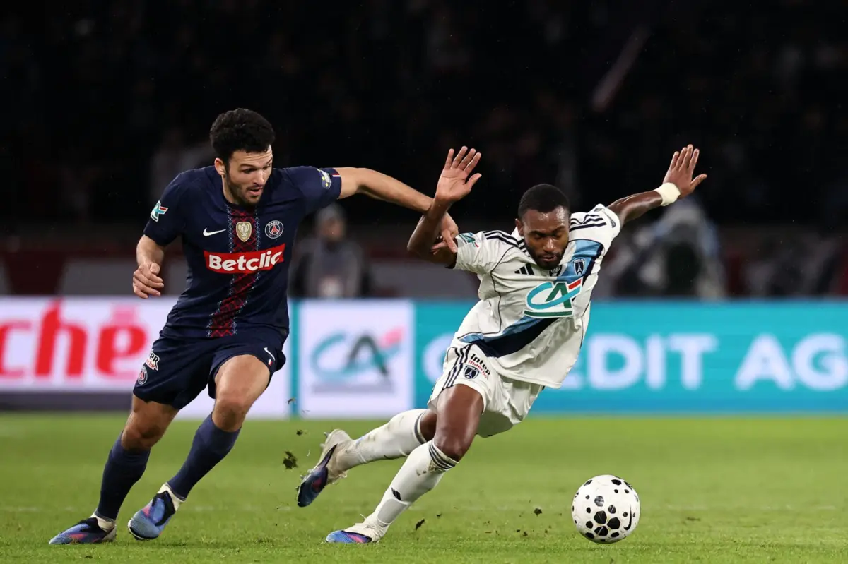 Avançado foi titular no desaire frente ao rival do Paris FC