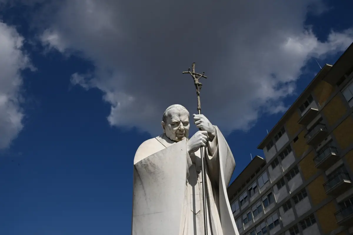 Diante do Hospital Gemelli, foi instalada uma estátua de João Paulo II