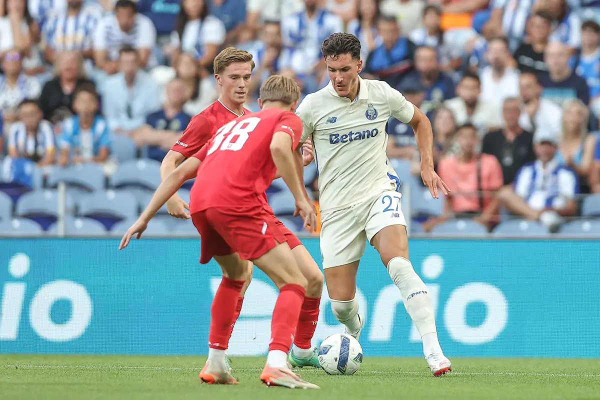 Gul tem pouco espaço no F. C. Porto, devido à concorrência de Samu e De Jong