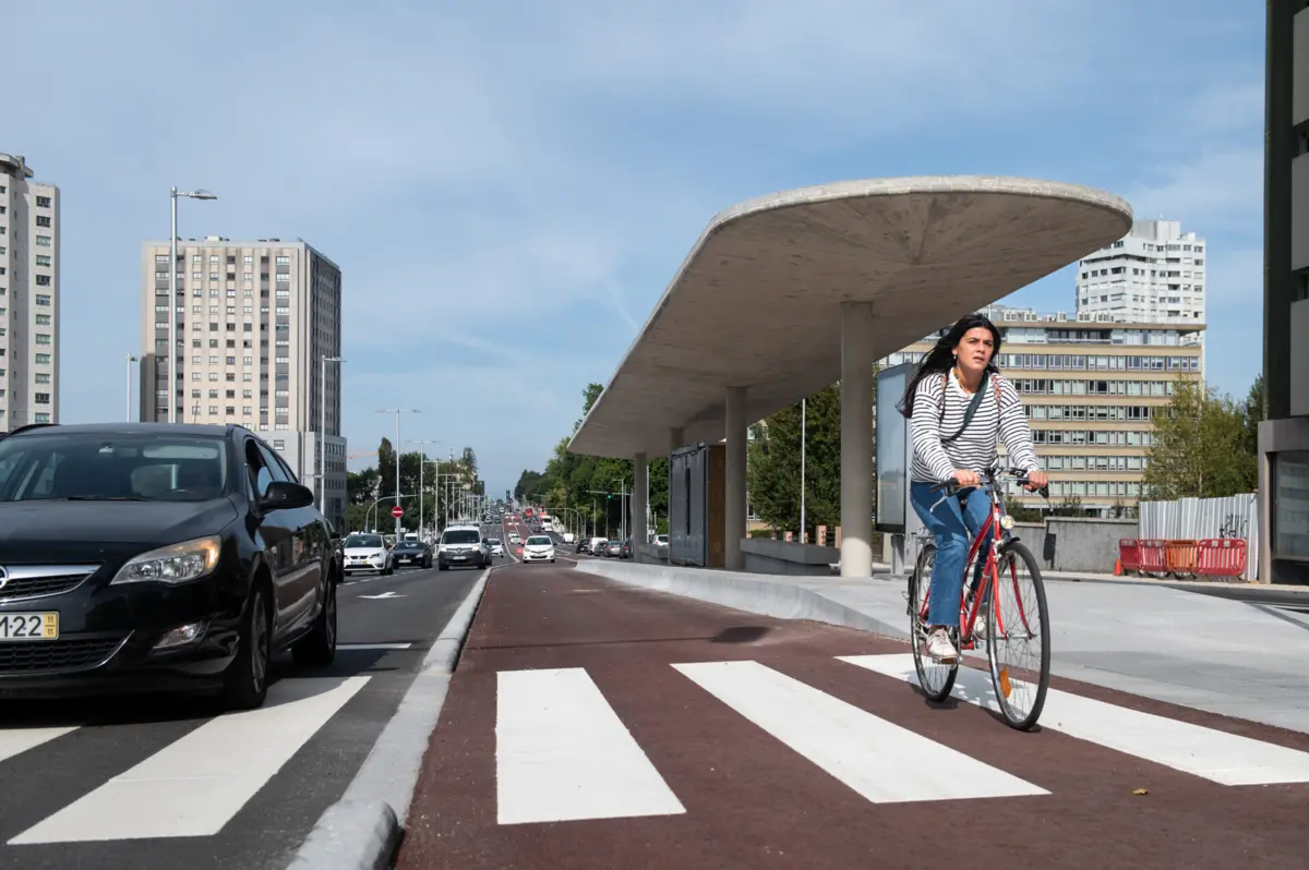 Deputados municipais do PSD consideram que a obra do metrobus ainda não está pronta