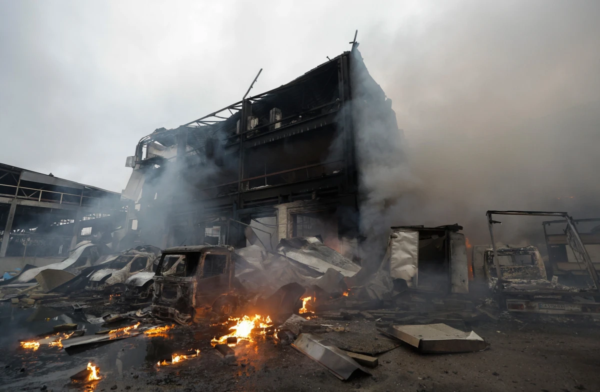 Danos no local de um ataque com mísseis russos em Kiev neste sábado