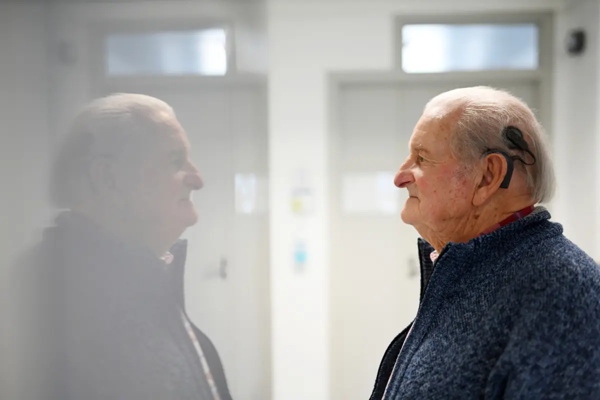 Após ser colocado, o implante coclear será programado pela equipa médica