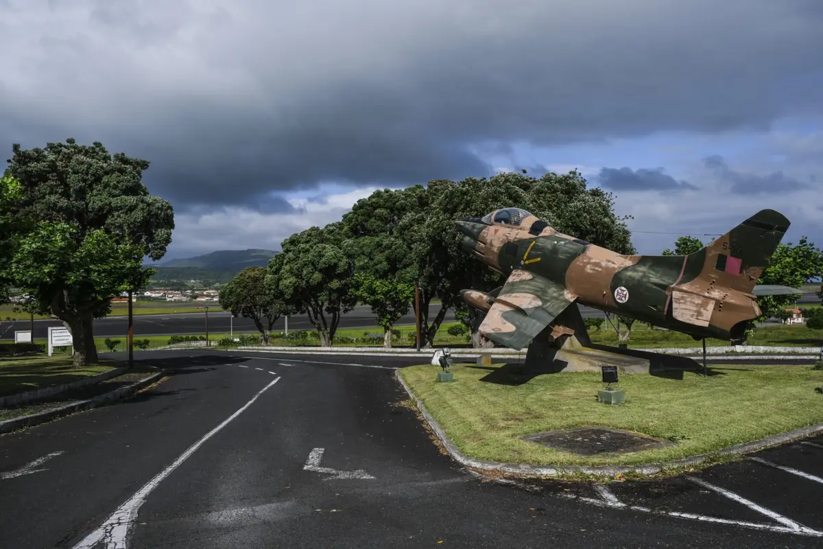 É na Base das Lajes que a Força Aérea norte-americana tem a maior infraestrutura de armazenamento de combustíveis fora dos Estados Unidos