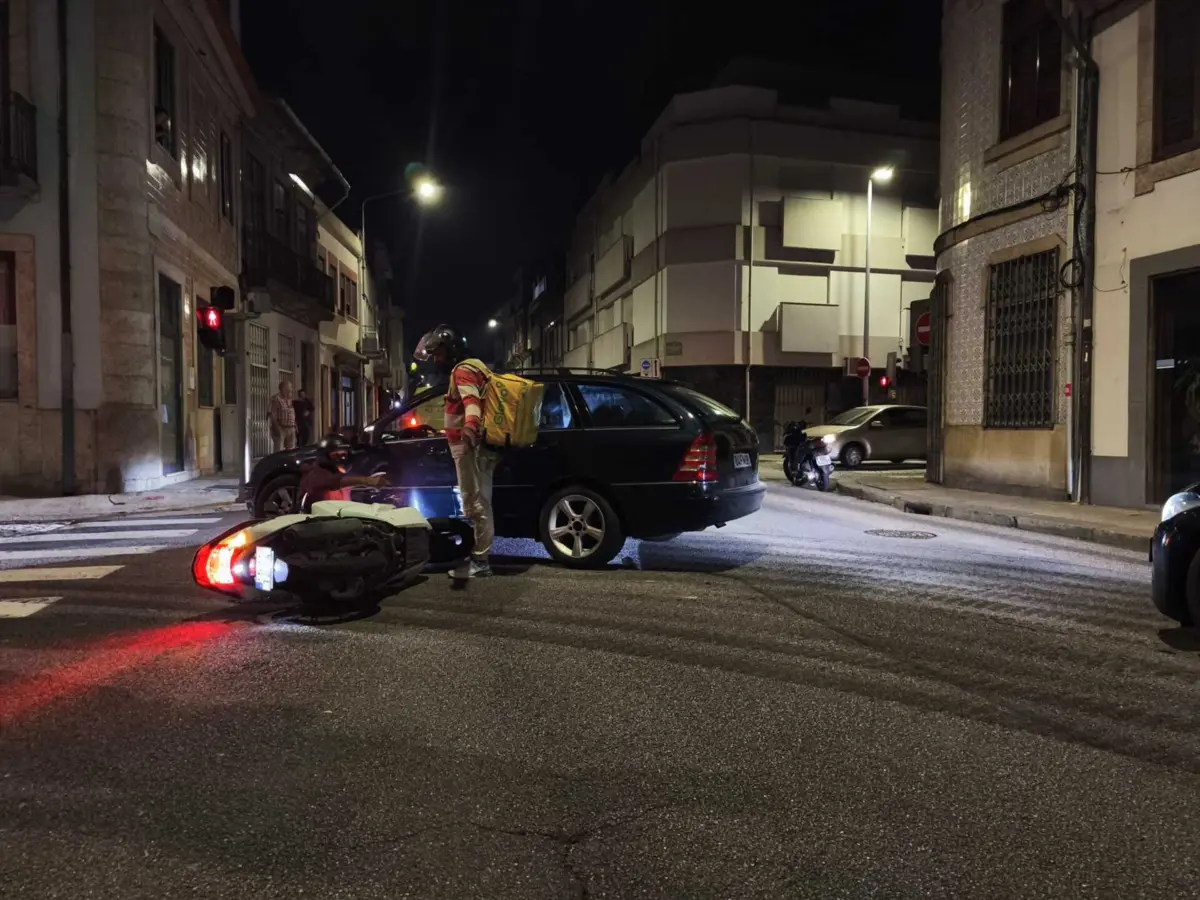 Acidente no cruzamento da Rua de Costa Cabral com a Rua do Cunha