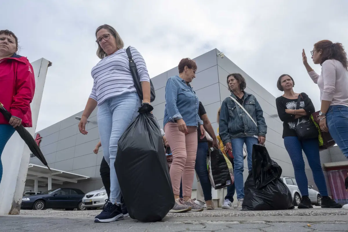 Para muitos trabalhadores, na maioria mulheres, esta sexta-feira será de despedida