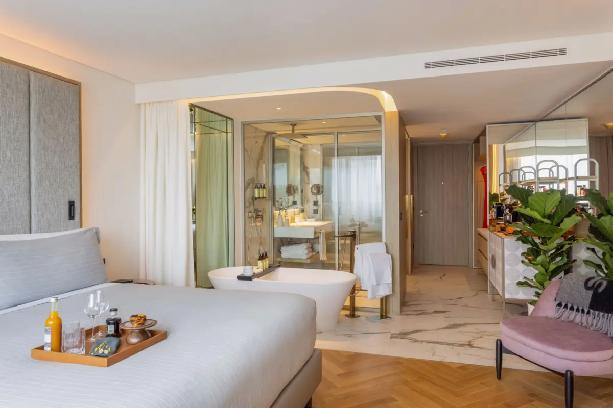 A marca estreou-se em Lisboa com 213 quartos, spa, restaurantes, bares e piscinas.