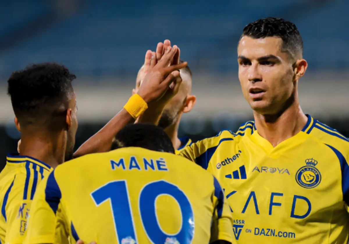 Cristiano Ronaldo festeja com Sadio Mané o golo do Al Nassr