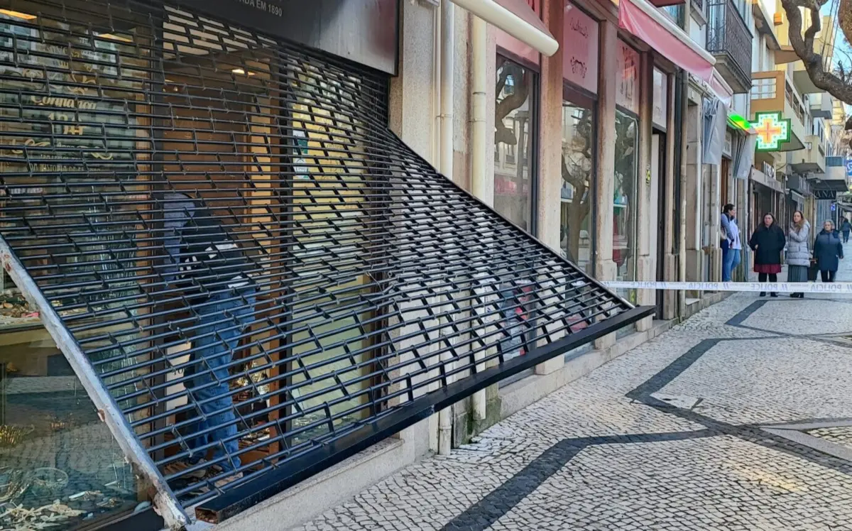 Ladrões usaram carro e cabo para arrancar proteção da loja