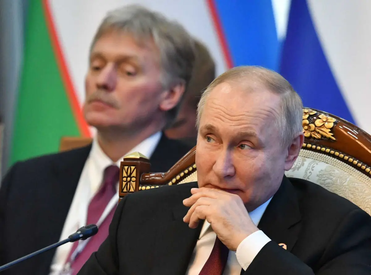 O presidente da Rússia, Vladimir Putin, com o o porta-voz do Kremlin, Dmitri Peskov
