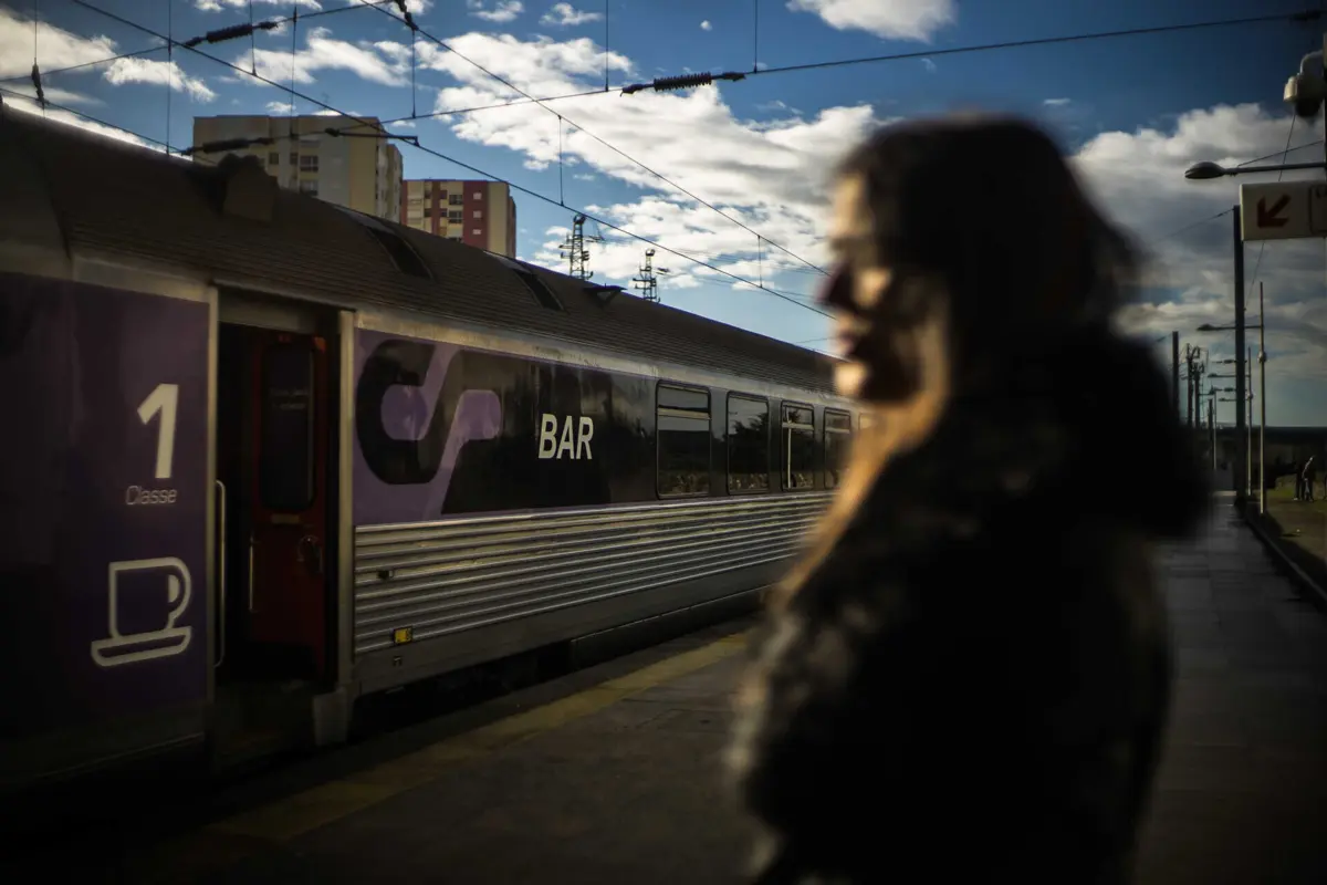 Trabalhadores dos bares dos comboios da CP suspendem greve após acordo para aumentos salariais