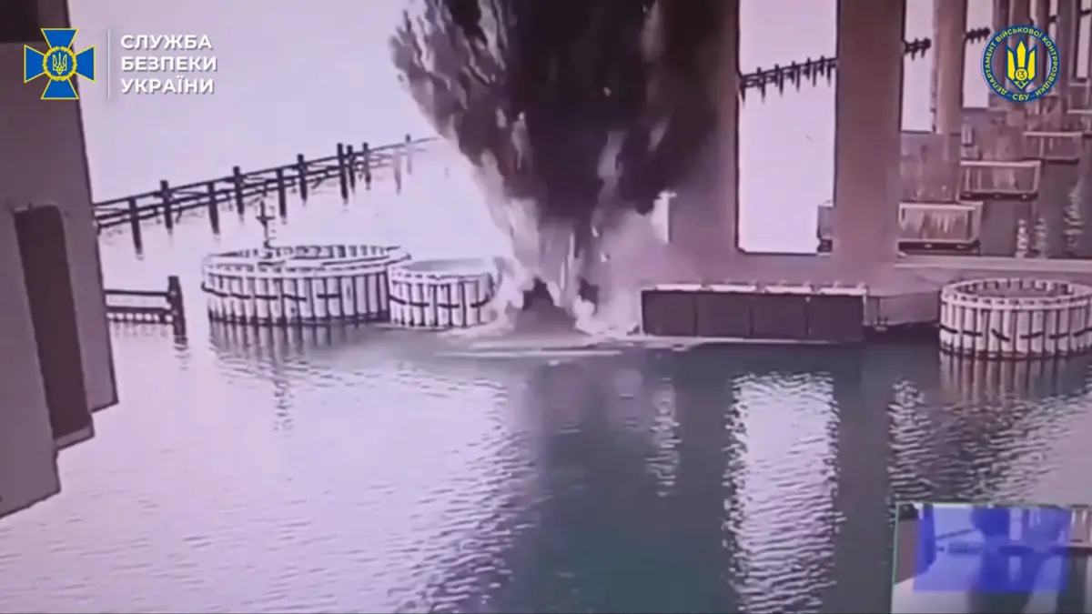 Serviços secretos da Ucrânia afirmaram ter casado danos na ponte de Kerch, que liga a Crimeia à Rússia continental