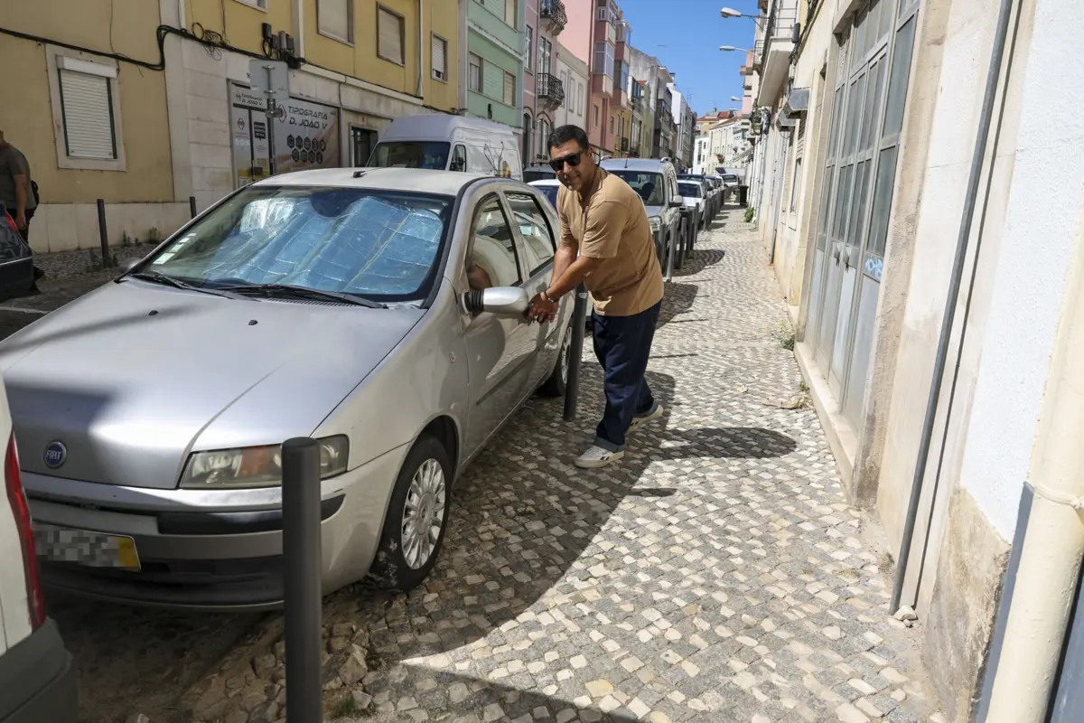 Imagem de contexto do artigo Estacionar no passeio: "Há pessoas que têm de ir pela estrada, não conseguem passar"
