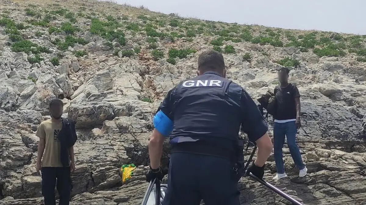 A tripulação da embarcação de patrulha costeira "Draco" detetou três homens, com idades entre os 18 e os 30 anos, que se encontravam isolados num pequeno ilhéu