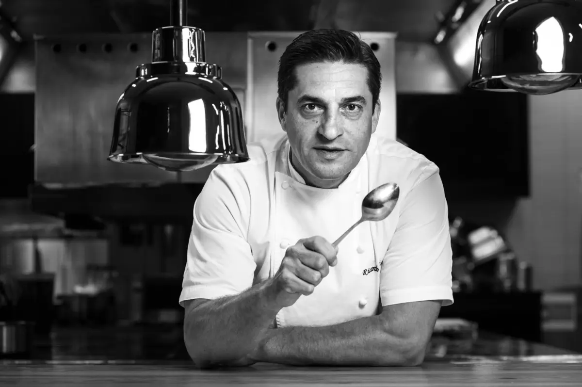 Ricardo Costa é chef executivo do The Yeatman Hotel, em Vila Nova de Gaia, desde 2010. Ganhou a segunda estrela Michelin em 2017 e Três Sóis no Guia Repsol Portugal em 2025