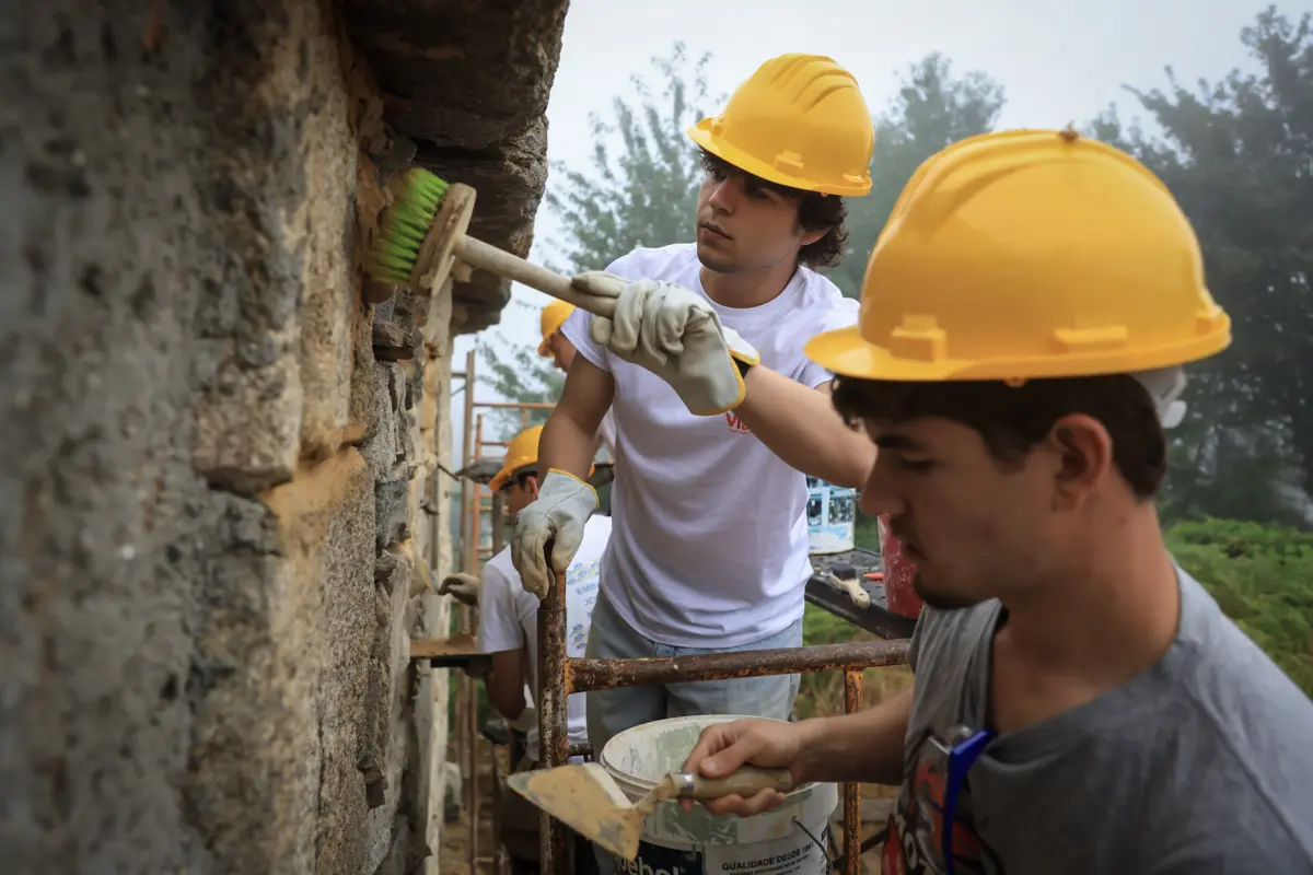 Divididos em duas equipas, os estudantes deitam mãos à obra