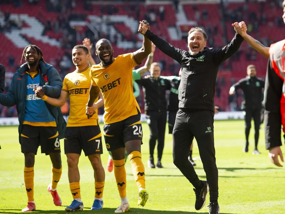 Vítor Pereira festeja o triunfo em casa do United