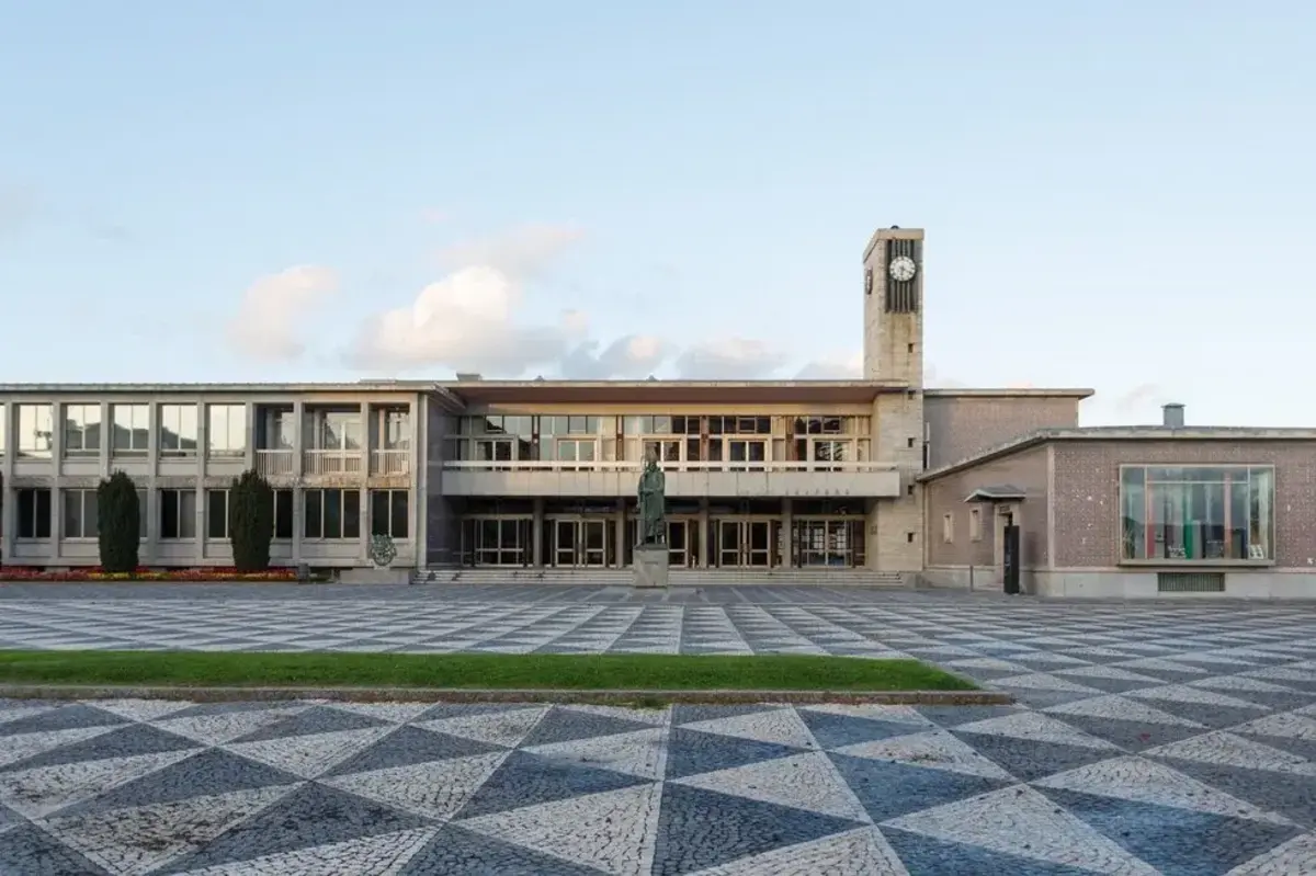 Vereadores "estão impedidos de ir ao refeitório, bar ou a qualquer lado do edifício"