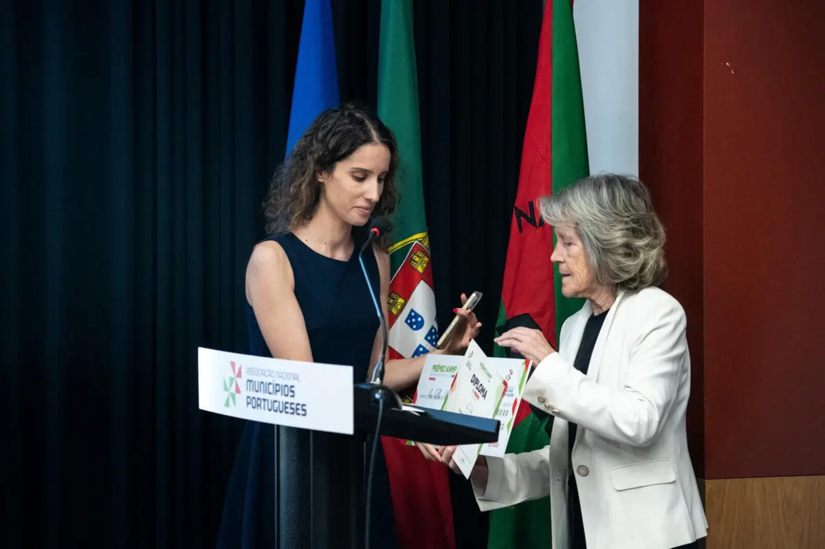 Isabel Vargues, historiadora e membro do júri do Prémio ANMP de Jornalismo e Poder Local, entrega o 1.º prémio à jornalista Ana Tulha