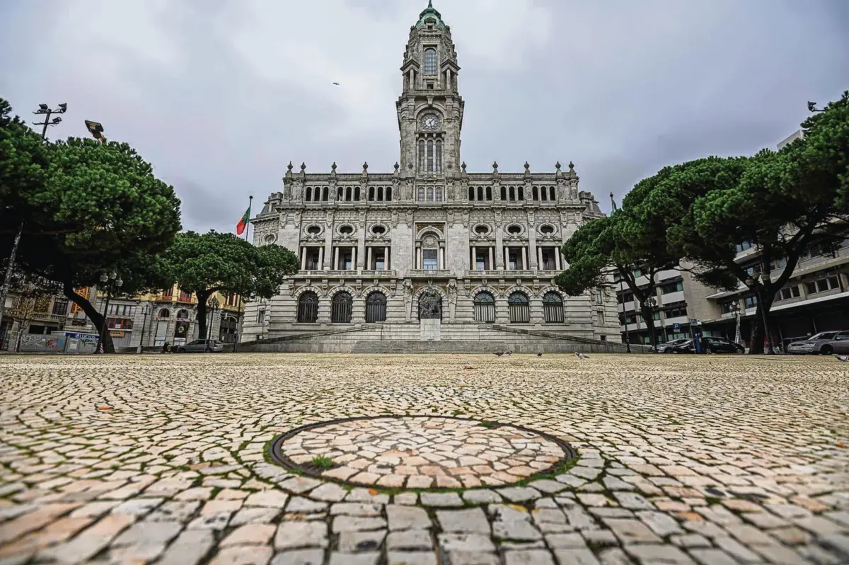 A média de idades das pessoas ao serviço da Câmara do Porto é de 49 anos, assim como na Amadora