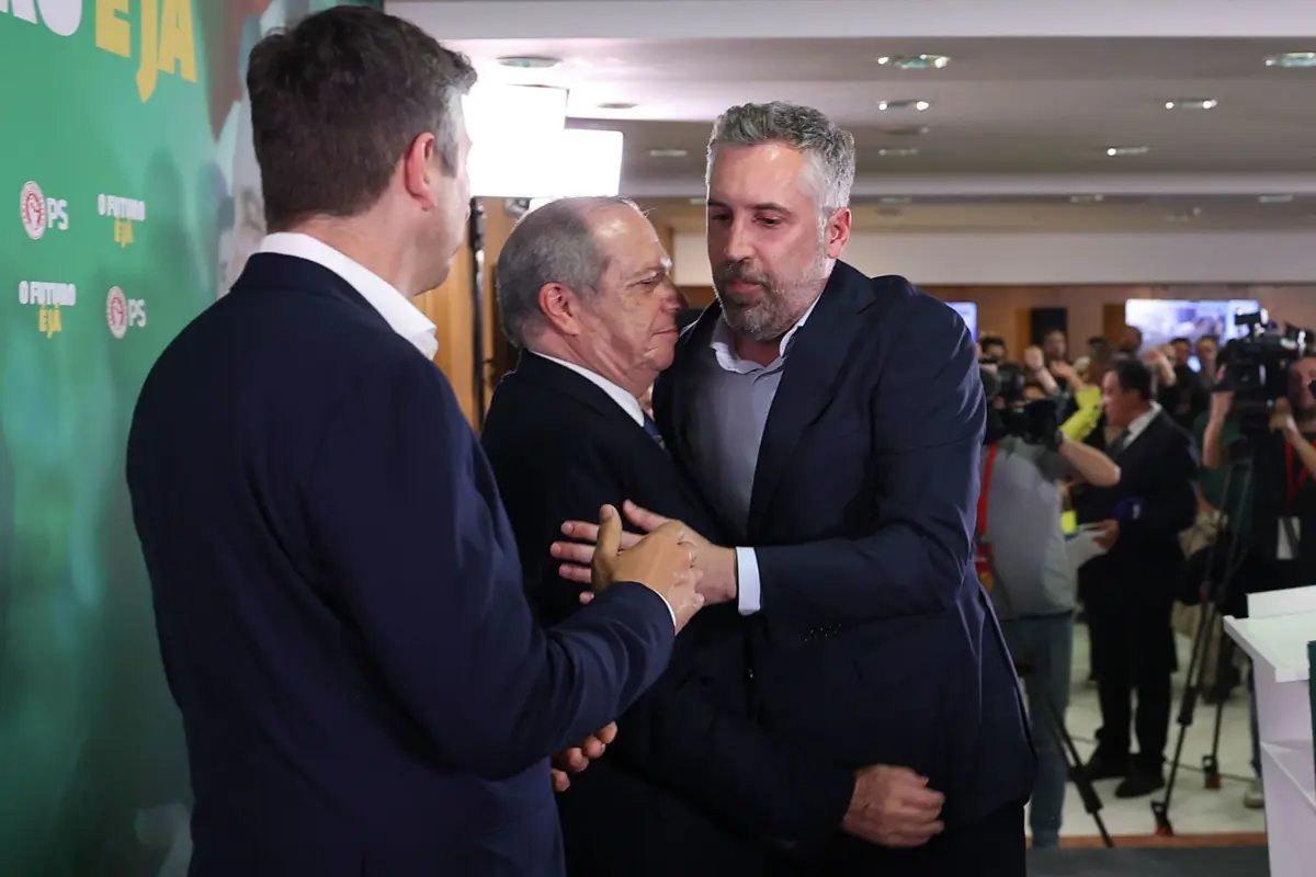 Carlos César e Pedro Nuno Santos na noite eleitoral