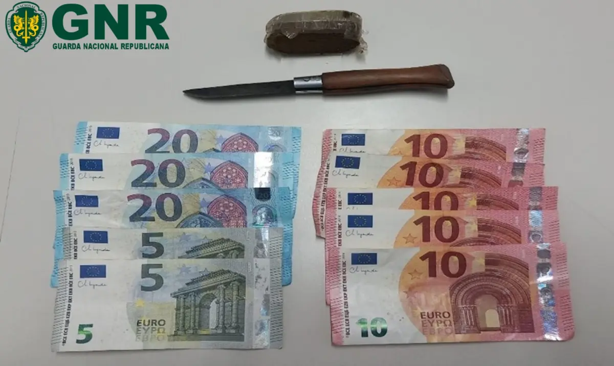 Militares apreenderam, além da droga, 120 euros em numerário e uma navalha