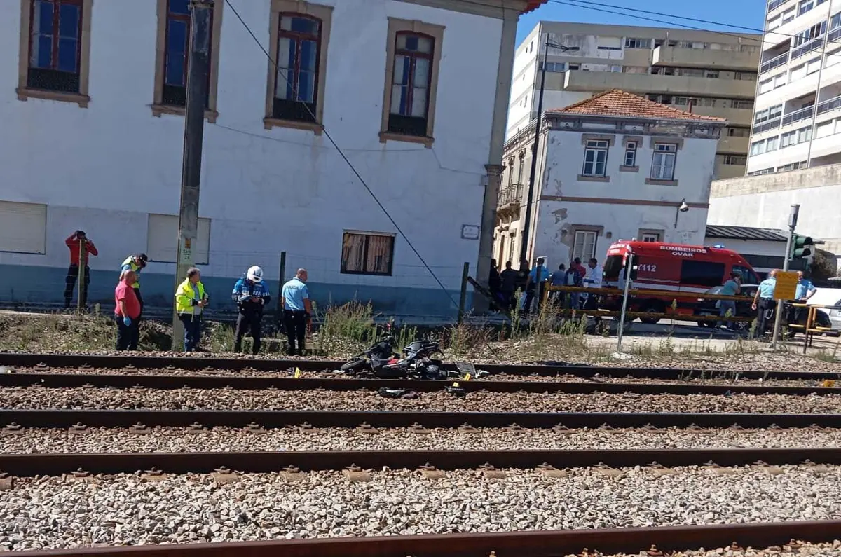 O jovem conduzia uma mota e foi colhido a atravessar a passagem de nível