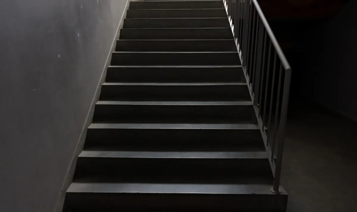 Homem foi empurrado das escadas num momento de distração