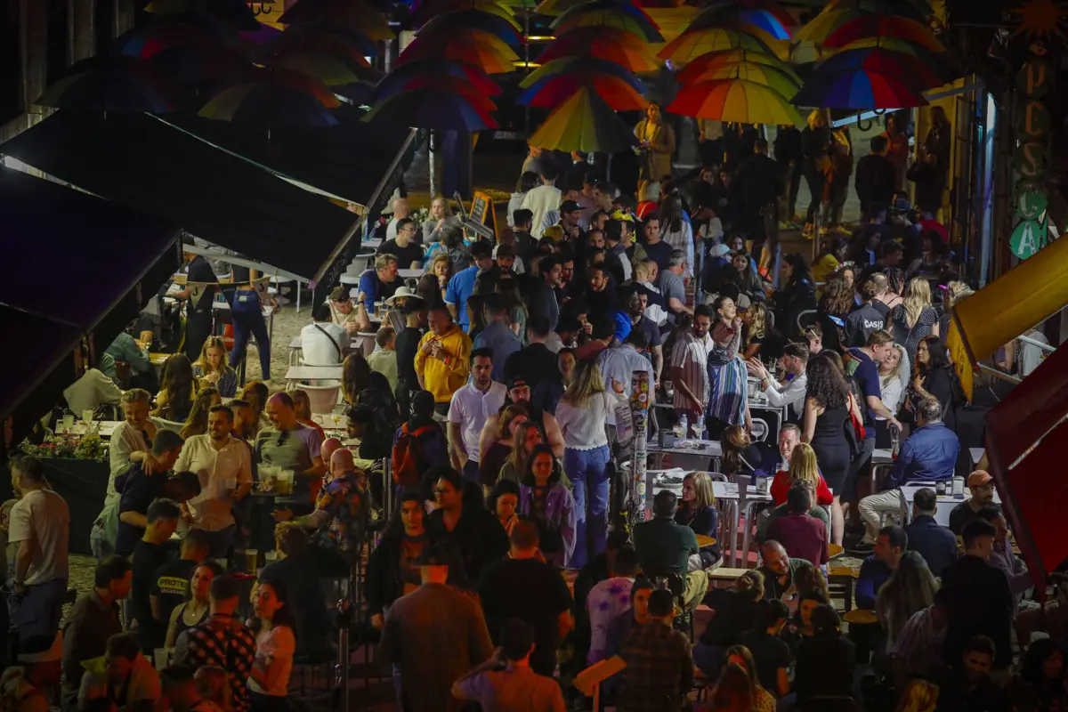 Bares atraem centenas de jovens ao Cais do Sodré