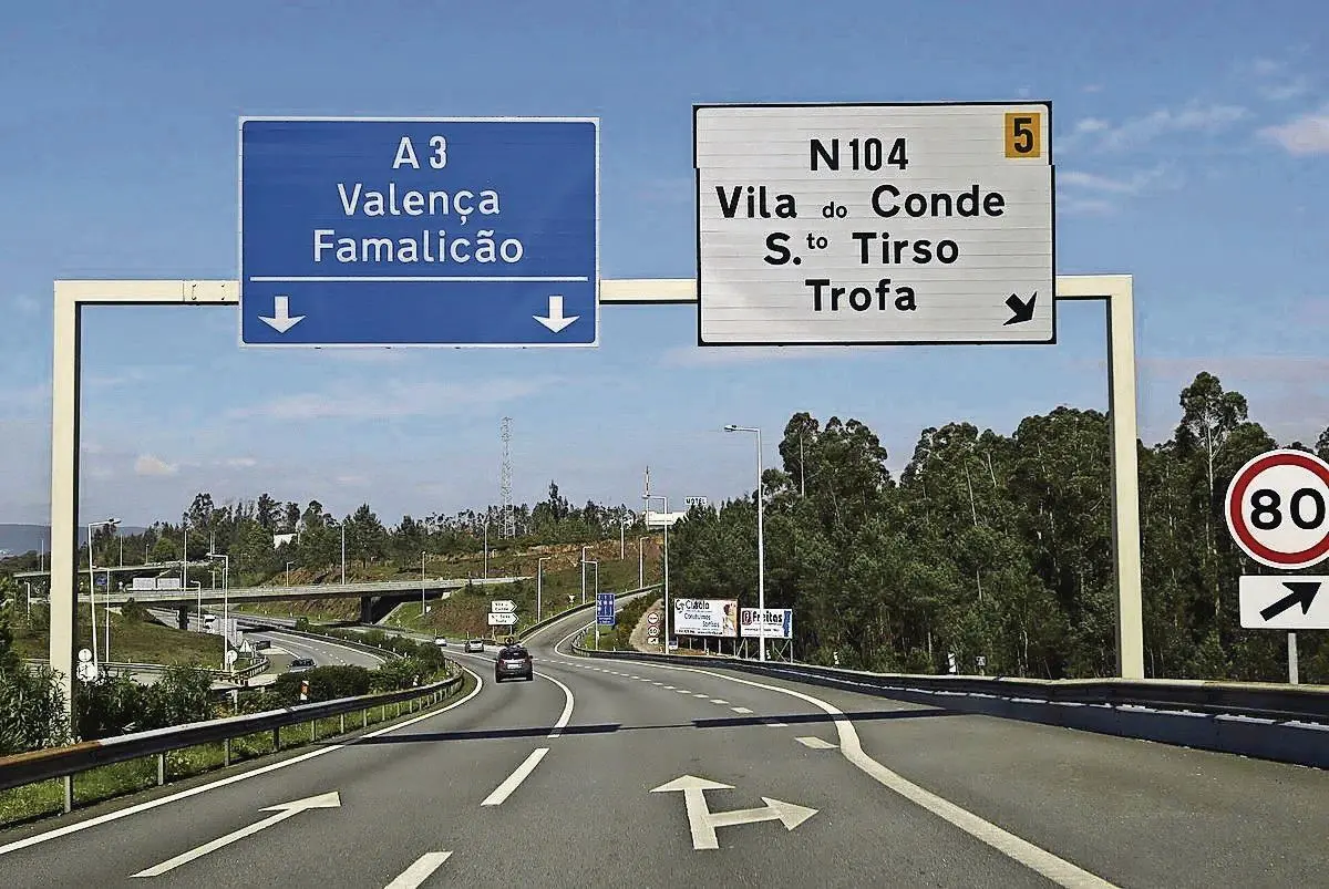 O acidente deu-se numa reta da A3, perto da Trofa, à noite. Arguido embateu na traseira de um camião que circulava devagar