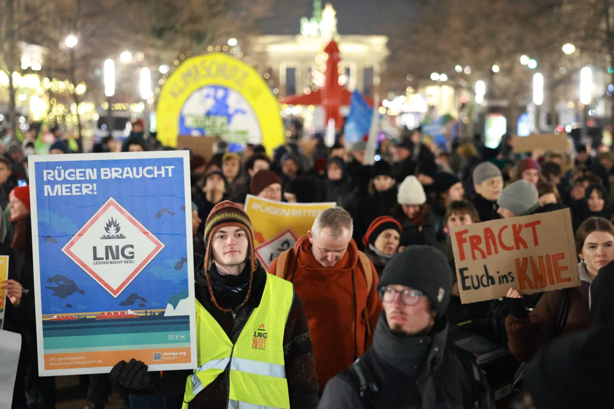 Alguns dos manifestantes colaram-se a veículos e ao chão frente ao hotel