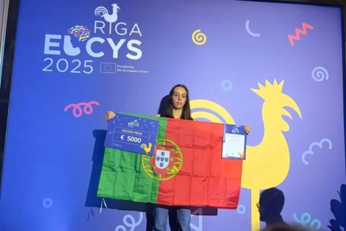 Carolina conquistou a prata com o projeto "Restrições observacionais na energia escura vetorial"