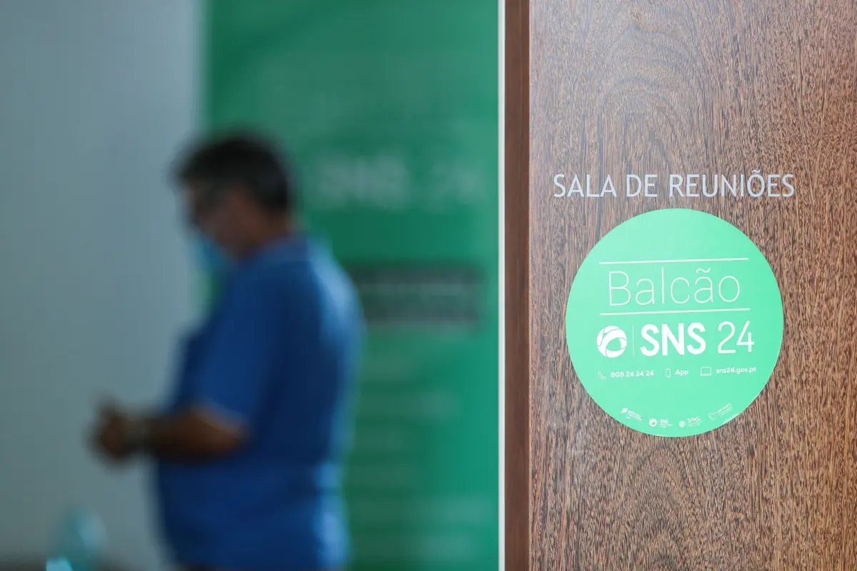 O mesmo email indica um prazo de pouco mais de duas semanas para poder responder e reagir a esta mensagem e a esta desvinculação do SNS