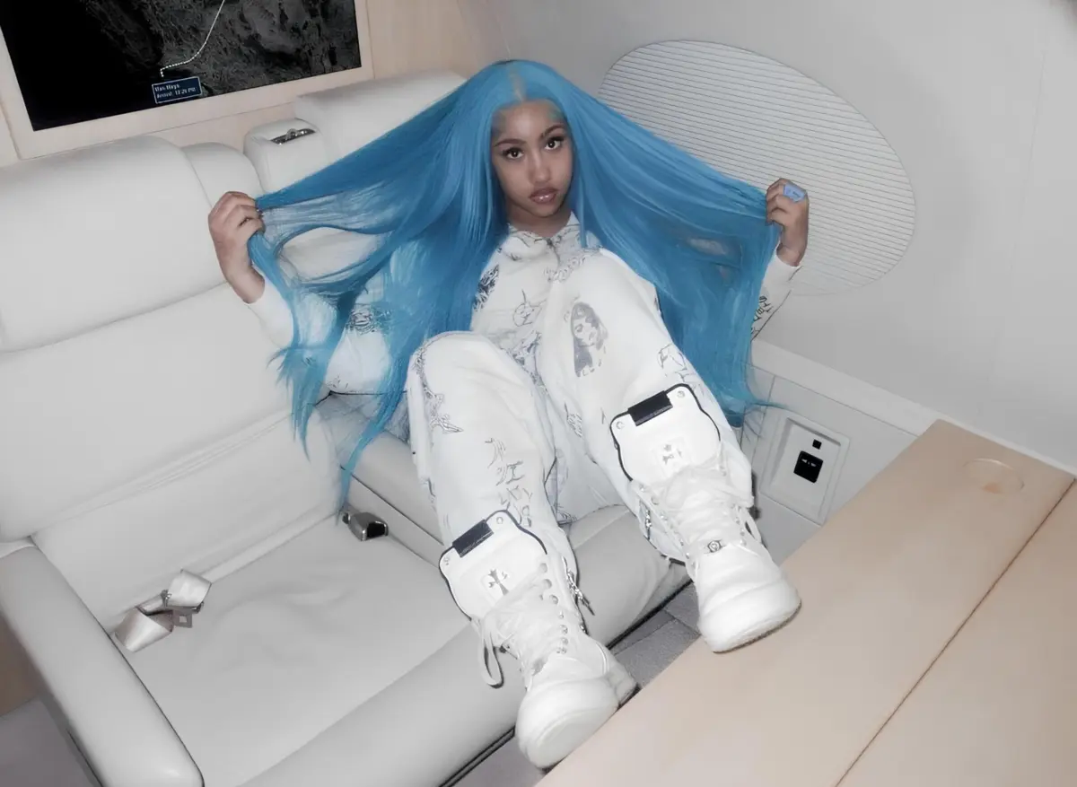 Cabelo azul, piercings e atitude são as características que descrevem North West, de 12 anos