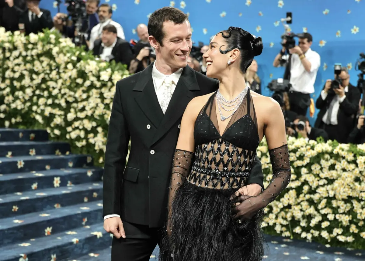 Oficialmente noivos, Dua Lipa e Callum Turner posaram apaixonados