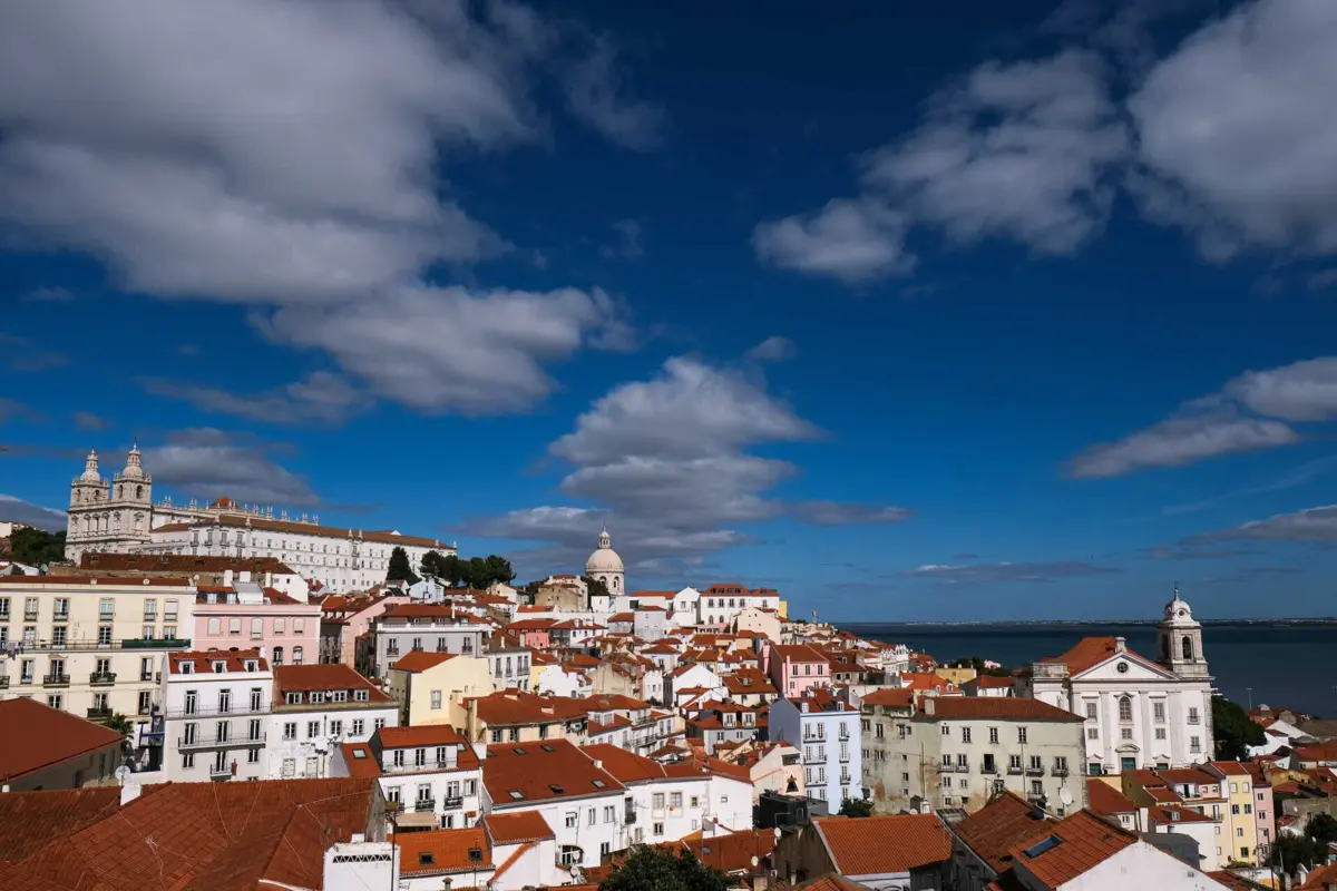 Um total de 12.438 jovens foram apoiados pelo programa Porta 65