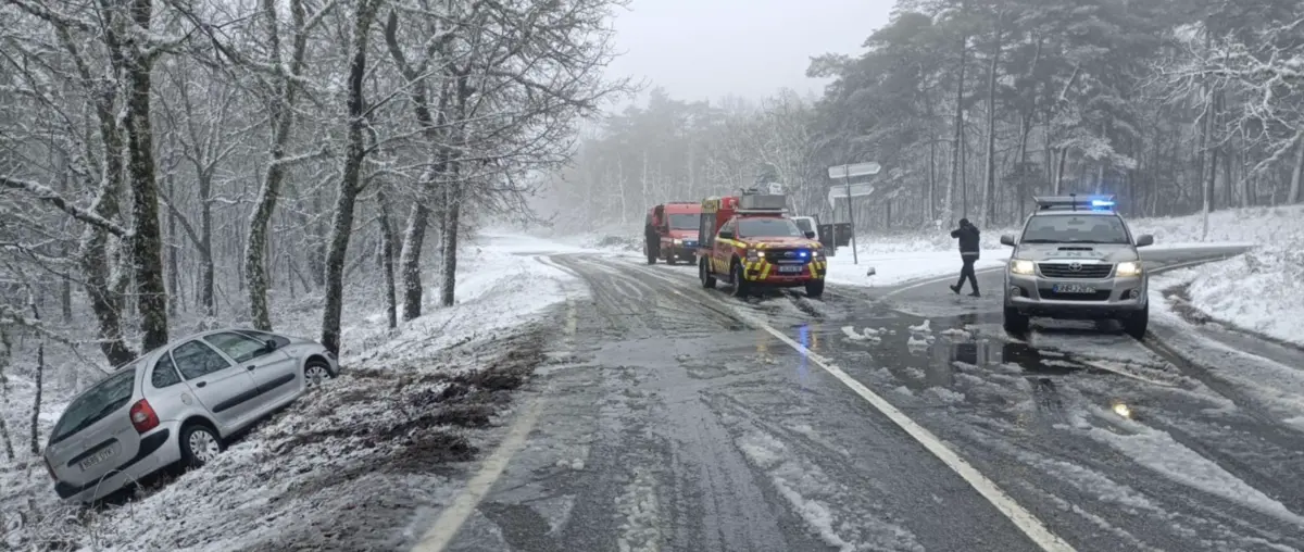 Viatura ficou presa num declive da berma da via