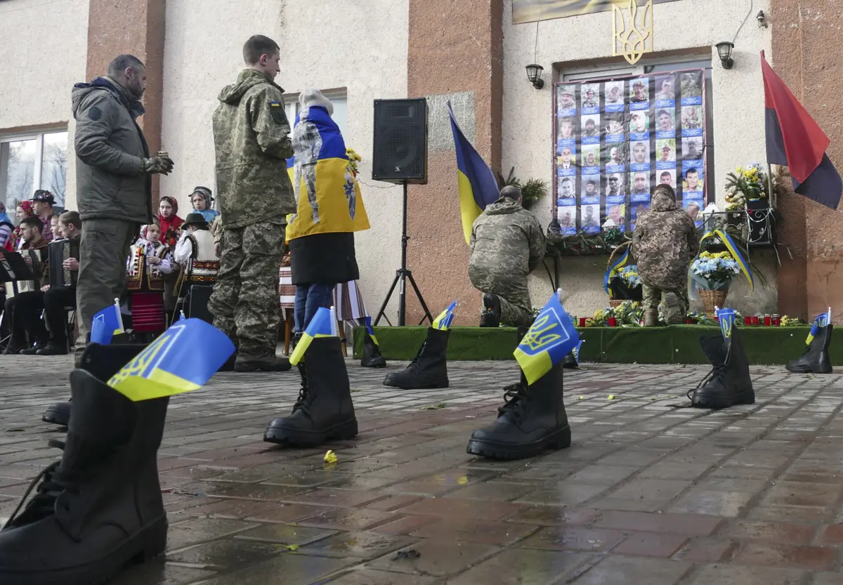 Homenagem aos solados mortos em combate em Rakhiv