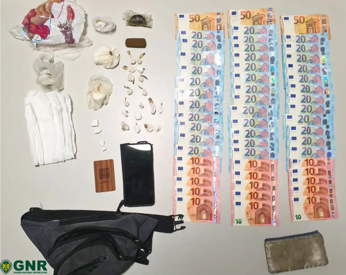 GNR apreendeu droga e dinheiro a condutor que demonstrou um comportamento suspeito