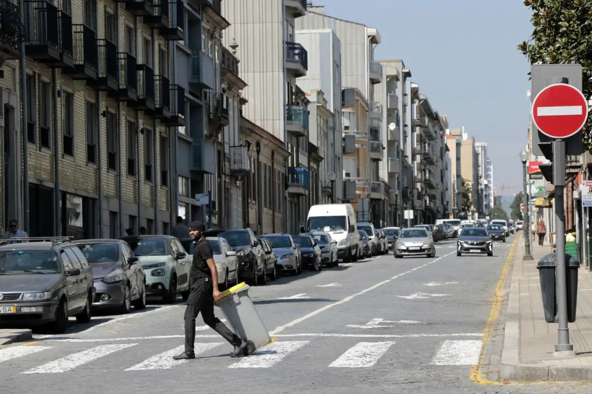 Rua de Santos Pousada vai estar condicionada ao trânsito