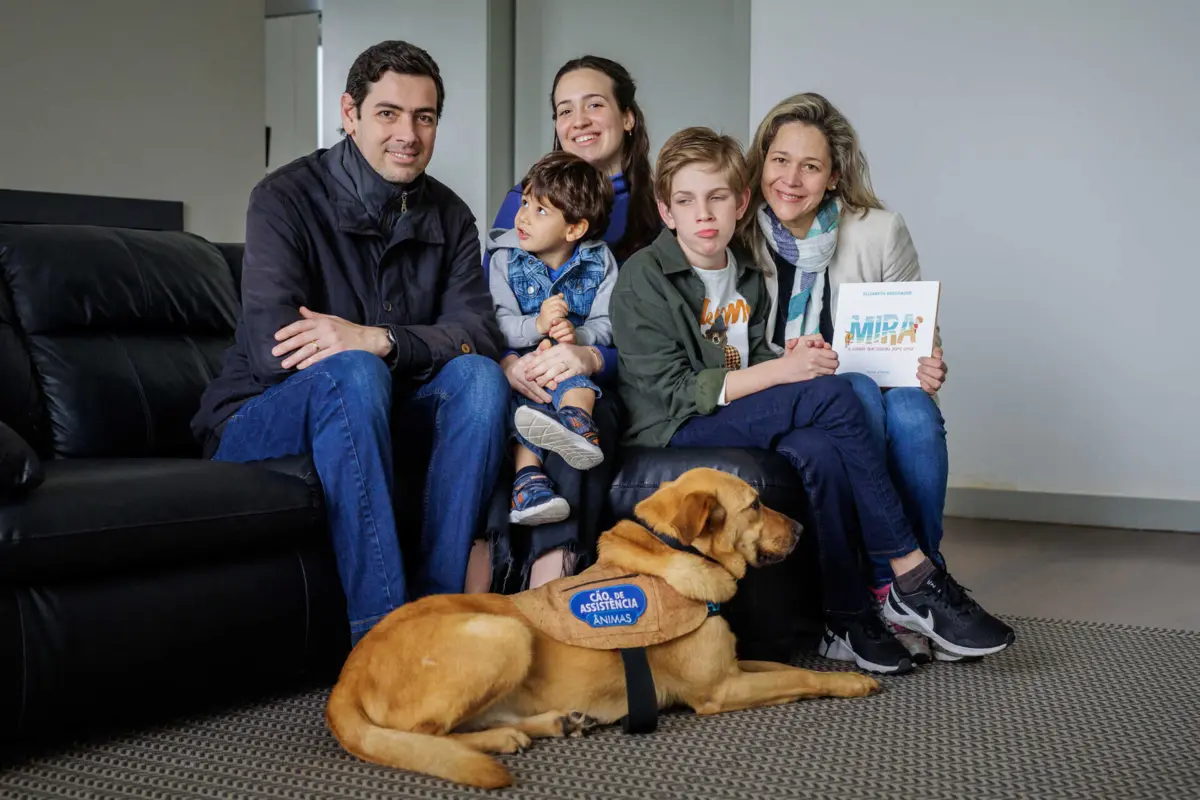 Mãe de Victor escreveu livro sobre a importância dos cães de assistência