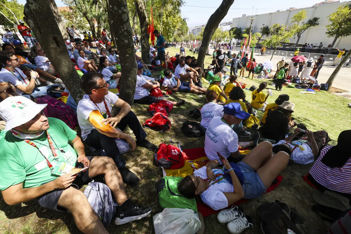 Peregrinos aguardam ansiosamente por ver o papa de perto