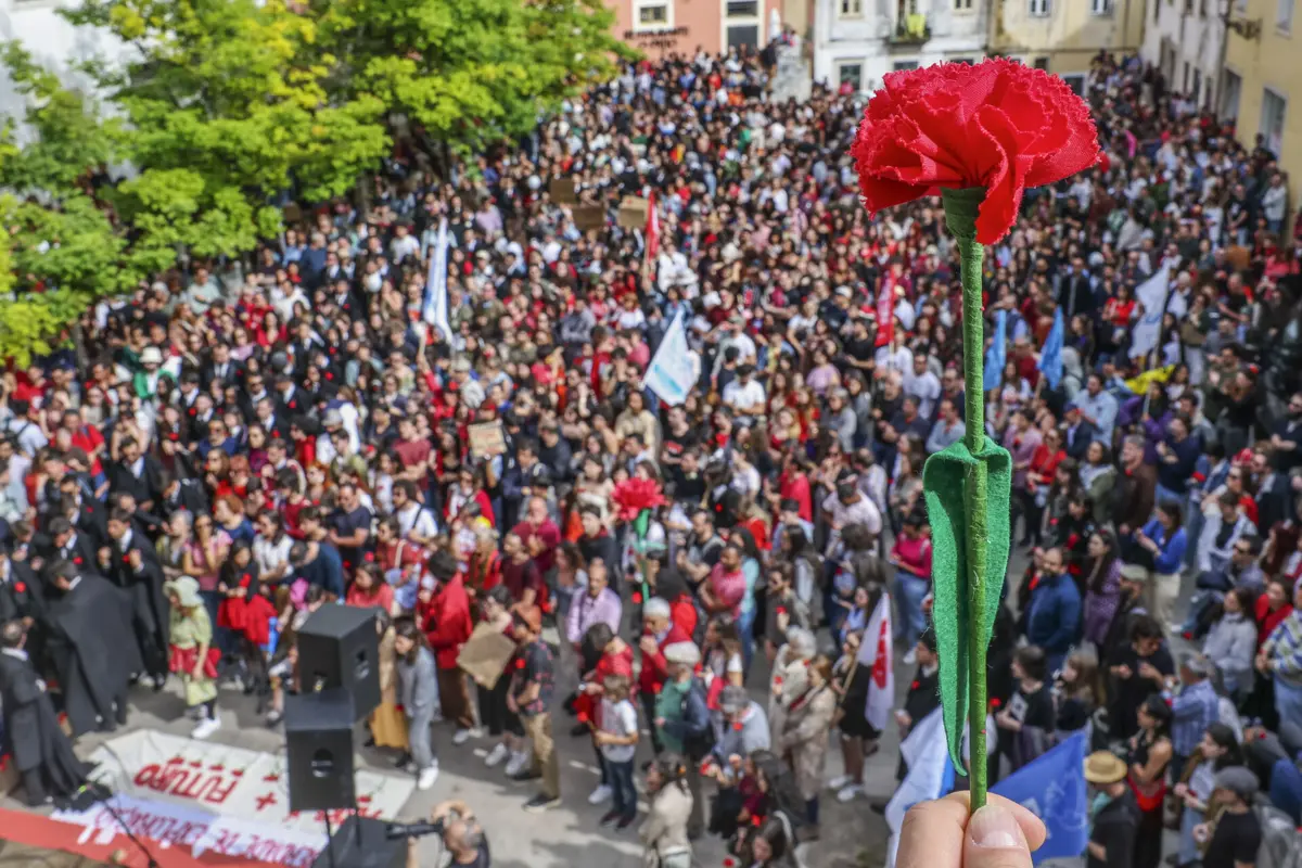 Imagem de contexto do artigo Dia de festa e união na rua, mas de divisão no parlamento