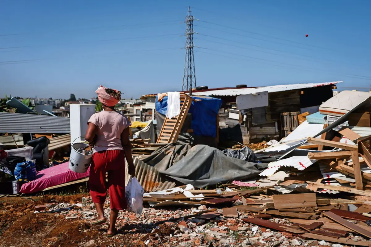 A 14 de julho, a autarquia desencadeou uma operação de demolição de 64 casas precárias no Talude Militar